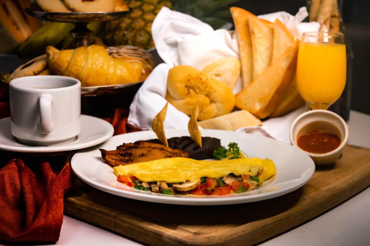 Clarion Suites Guatemala City Eksteriør bilde A typical breakfast