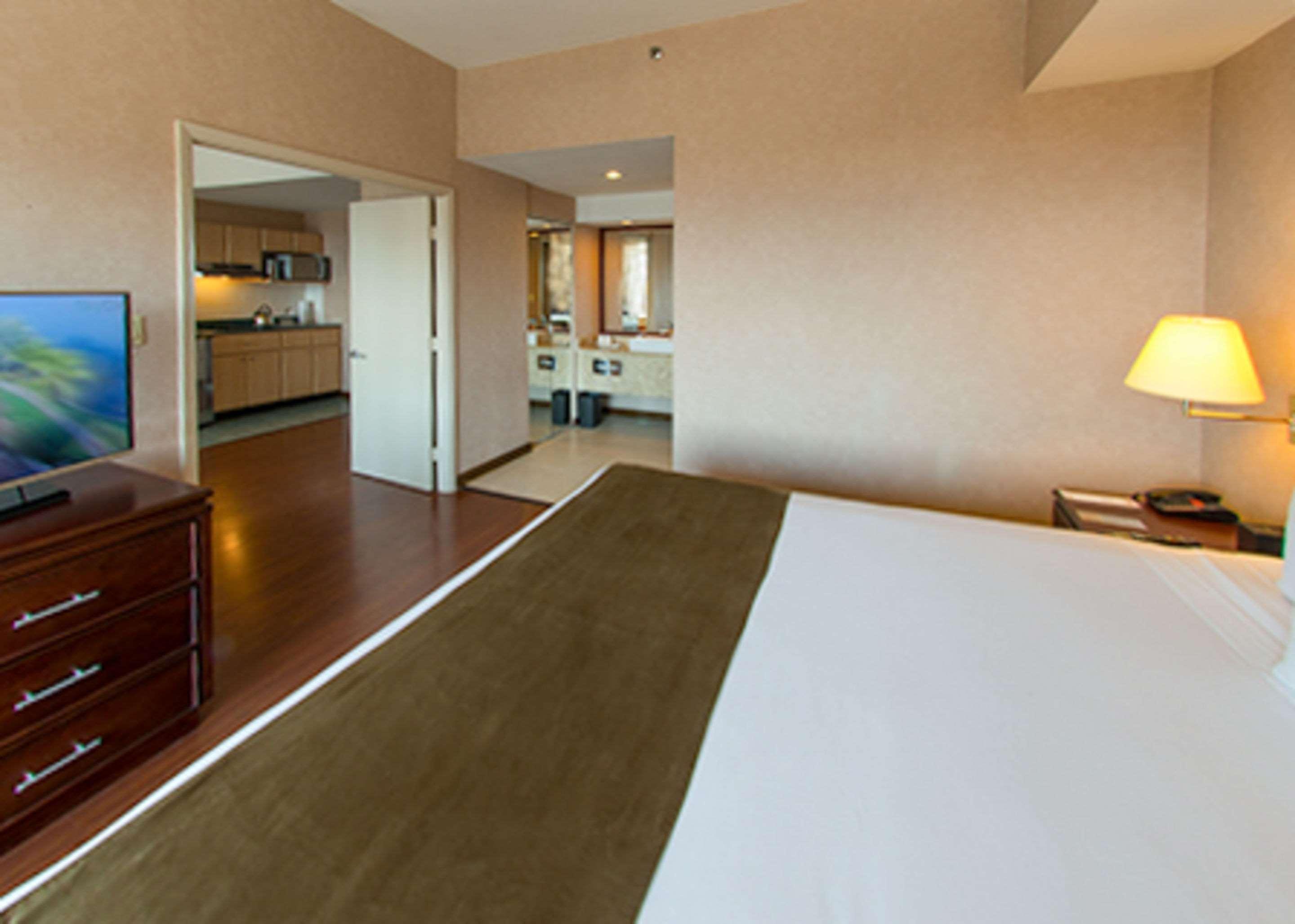 Clarion Suites Guatemala City Eksteriør bilde A typical bedroom in a typical apartment
