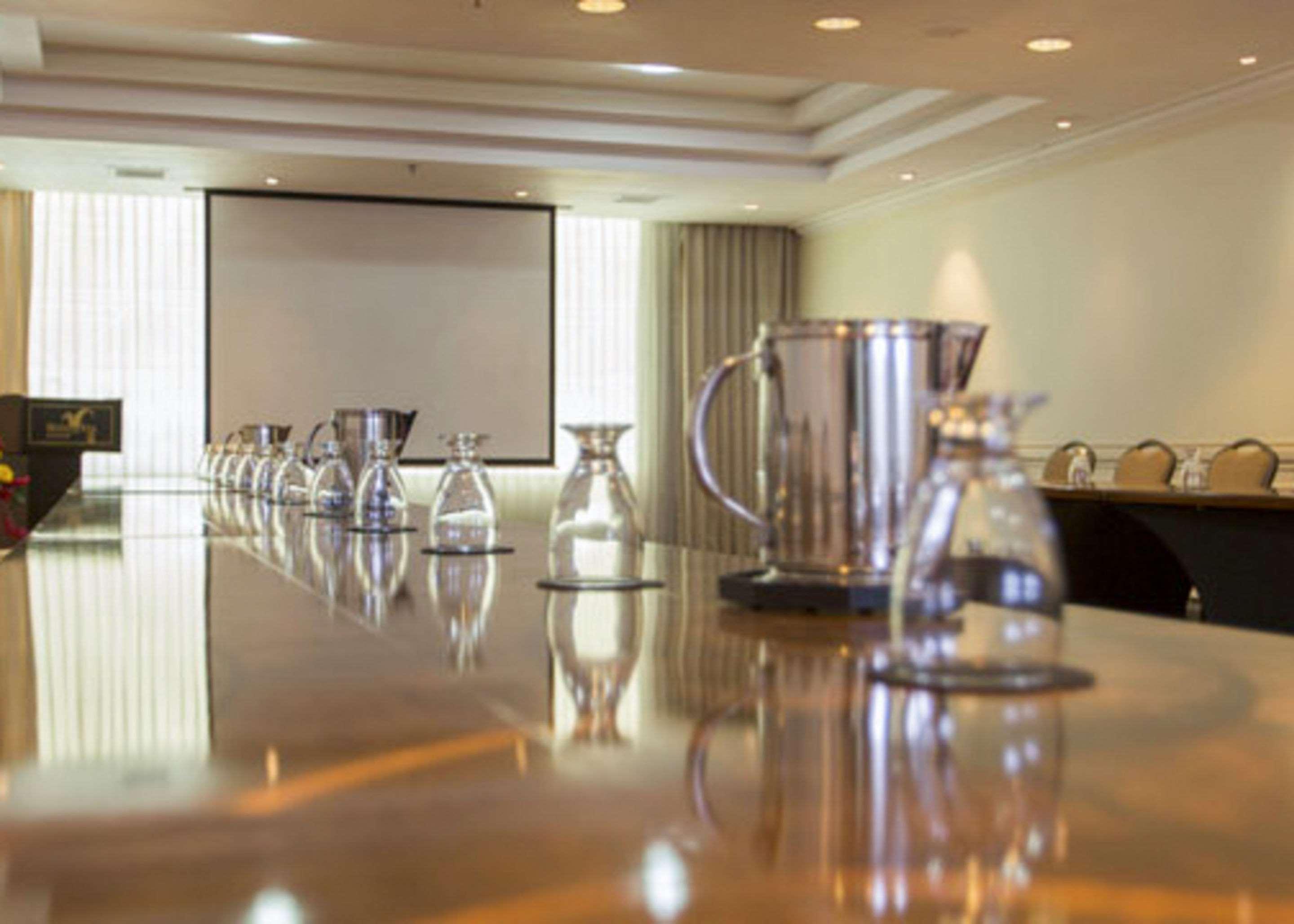 Clarion Suites Guatemala City Eksteriør bilde A meeting room at the hotel