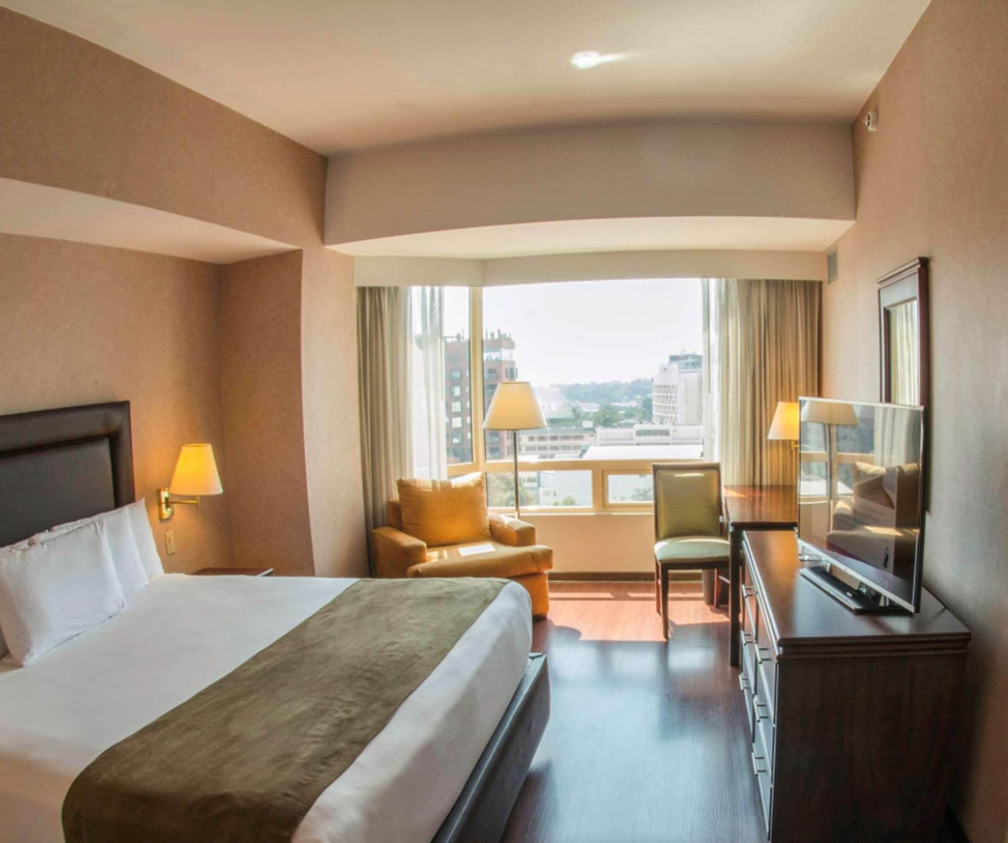Clarion Suites Guatemala City Eksteriør bilde A room at the hotel