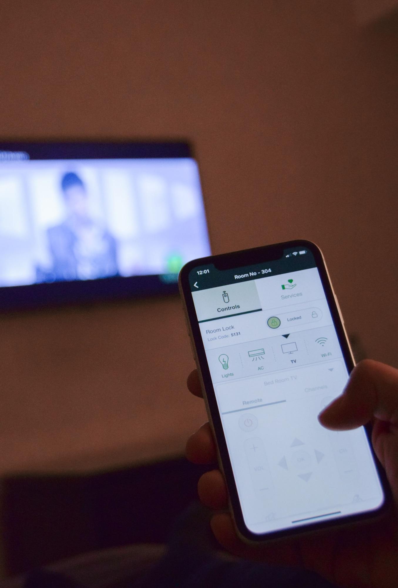Clarion Suites Guatemala City Eksteriør bilde A mobile phone being used for telemedicine
