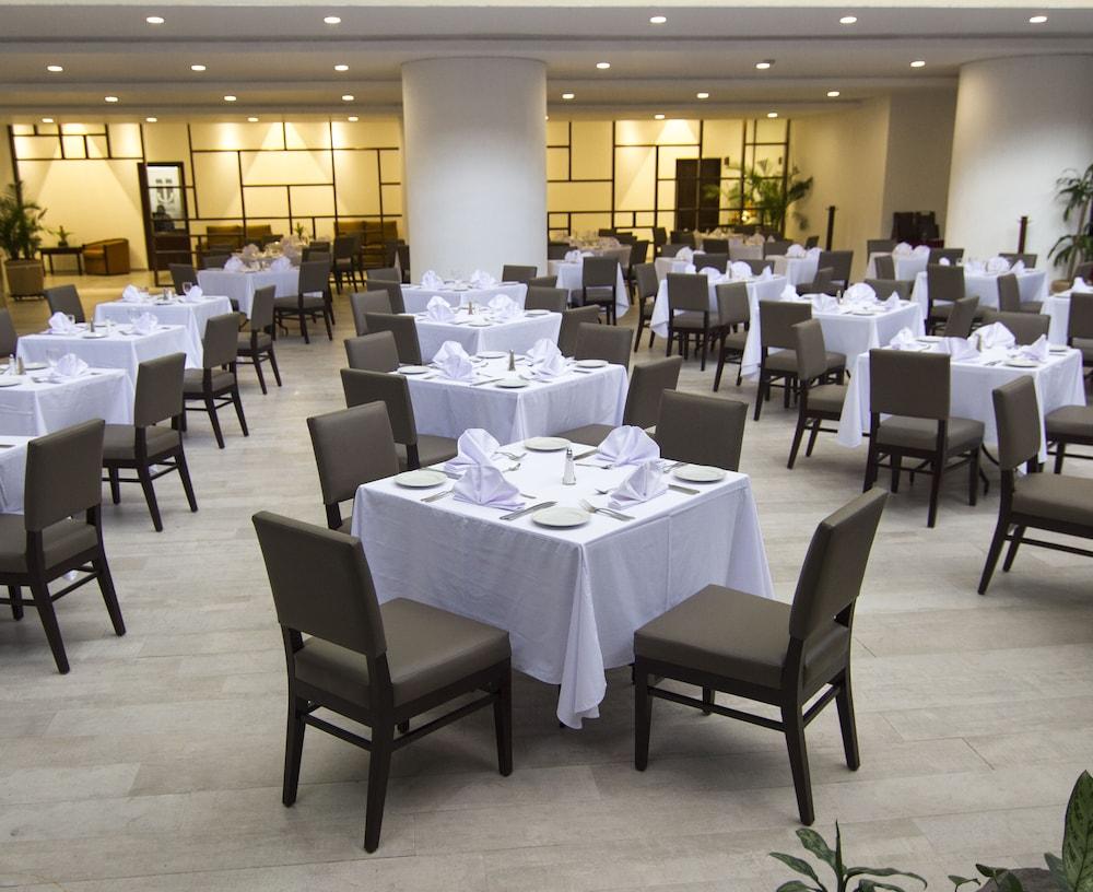 Clarion Suites Guatemala City Eksteriør bilde The dining room at the National Museum of Singapore