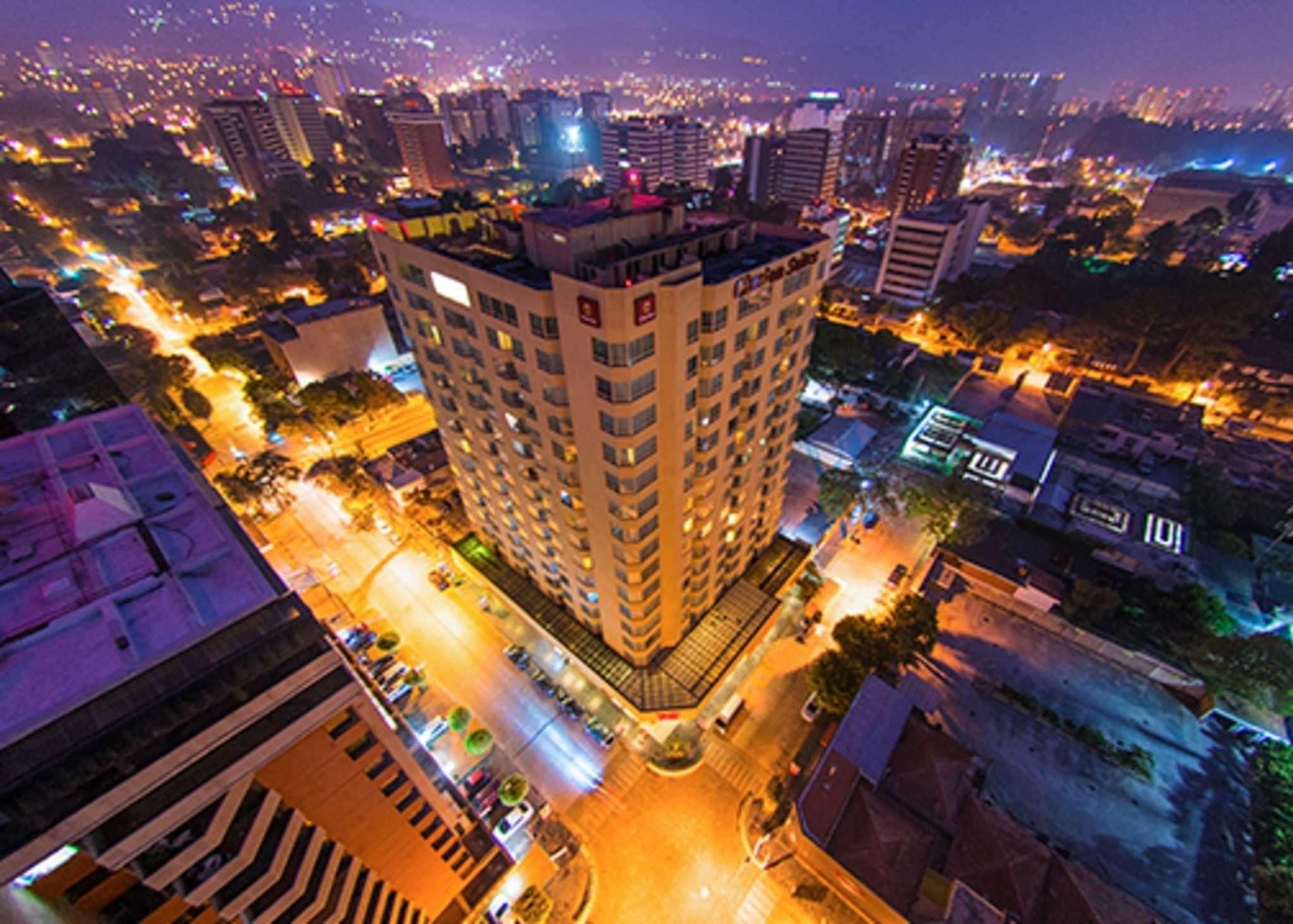 Clarion Suites Guatemala City Eksteriør bilde Aerial view of the city at night