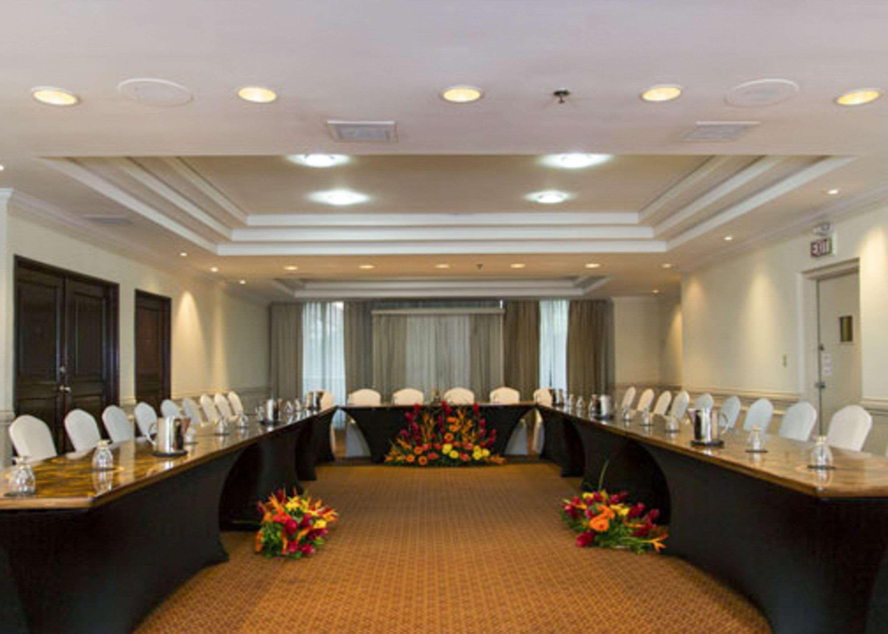 Clarion Suites Guatemala City Eksteriør bilde Meeting room