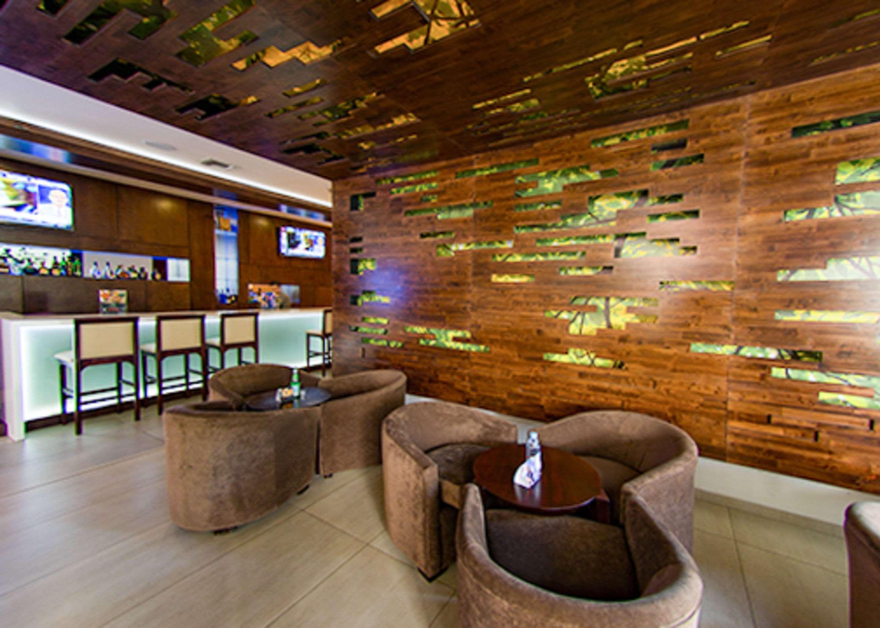 Clarion Suites Guatemala City Eksteriør bilde The lounge at the airport