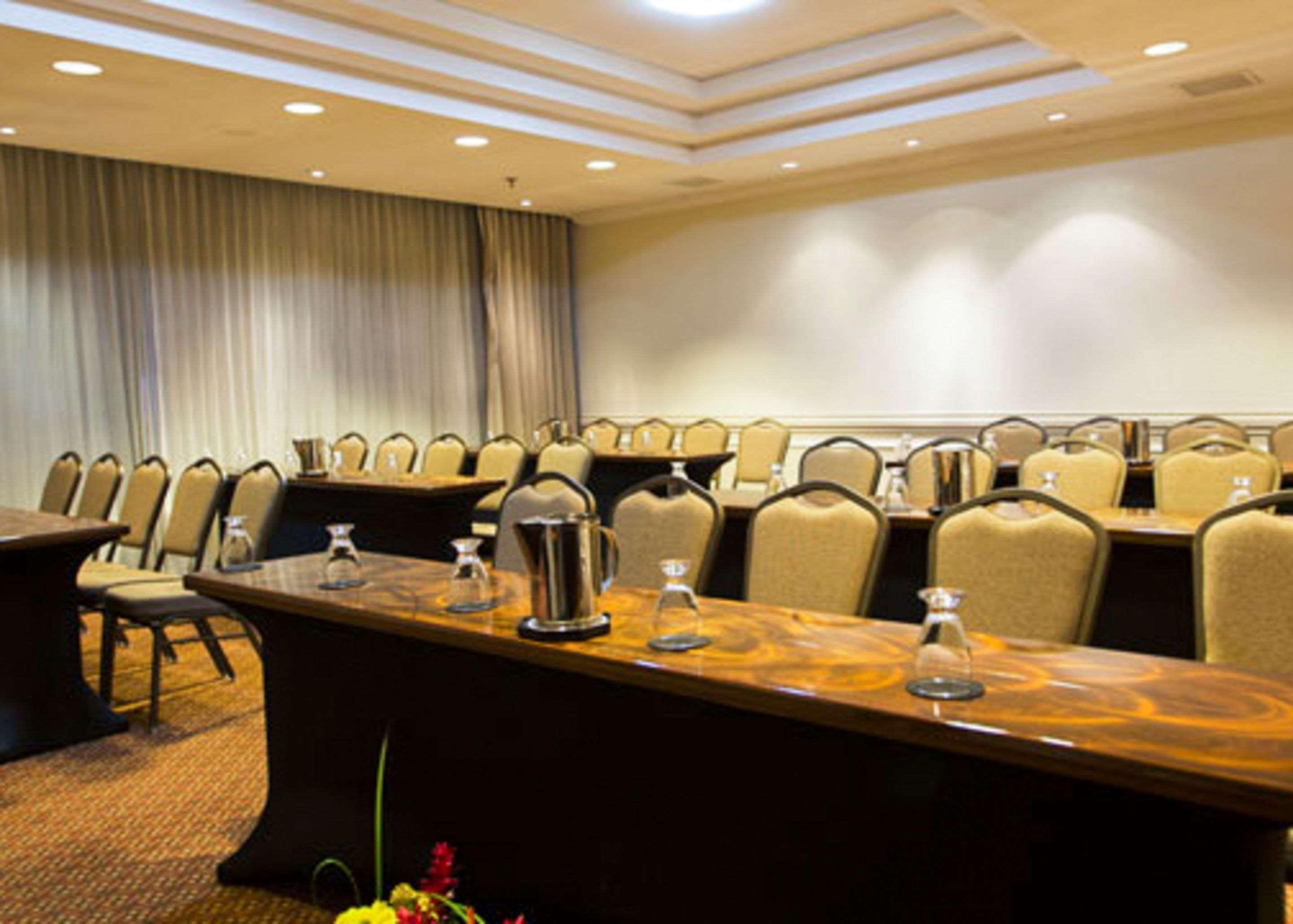 Clarion Suites Guatemala City Eksteriør bilde Meeting room