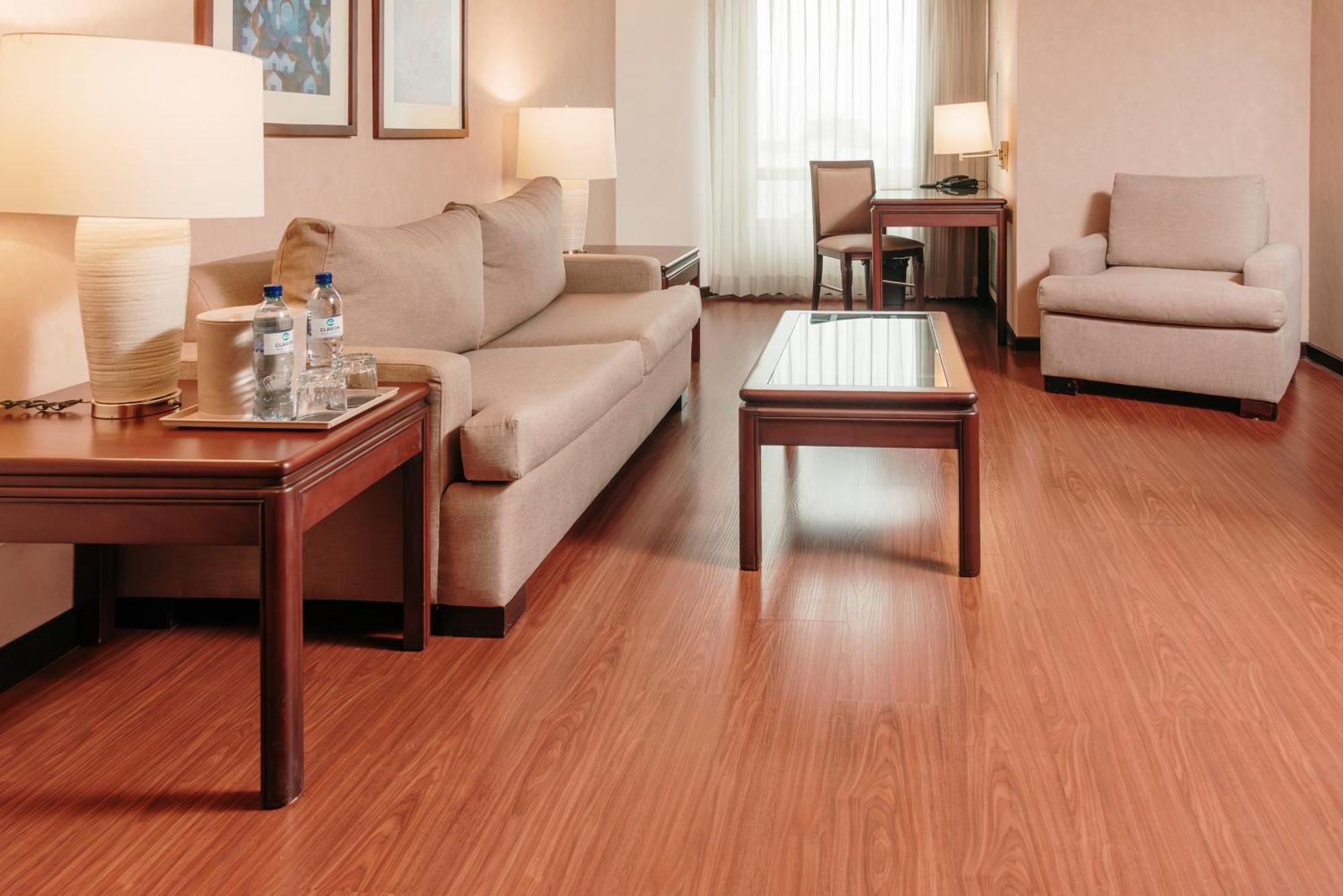 Clarion Suites Guatemala City Eksteriør bilde Laminate flooring