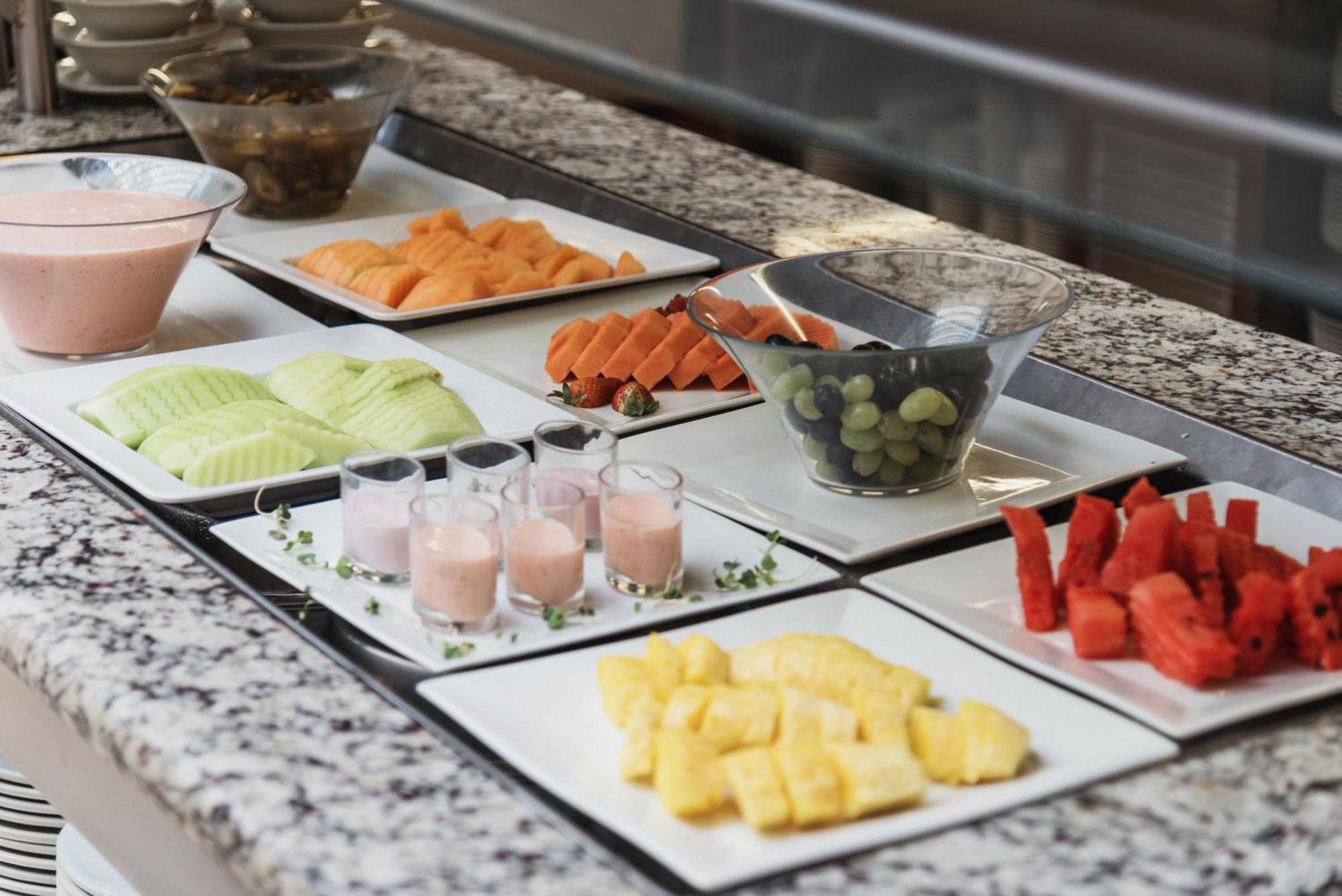 Clarion Suites Guatemala City Eksteriør bilde Fruit salad