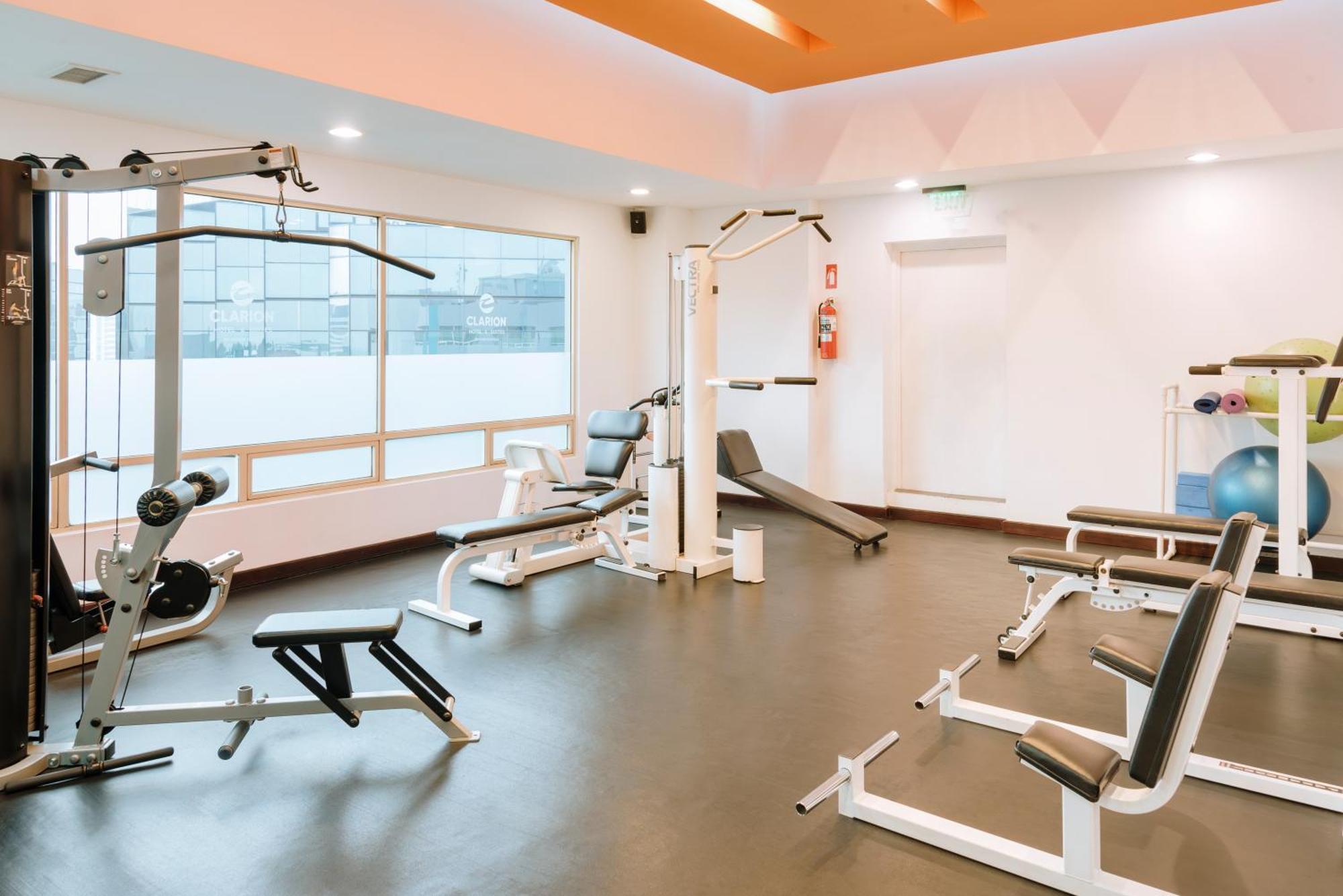 Clarion Suites Guatemala City Eksteriør bilde A typical gym