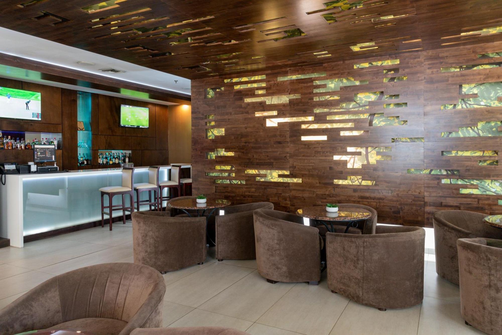 Clarion Suites Guatemala City Eksteriør bilde The lounge at the airport