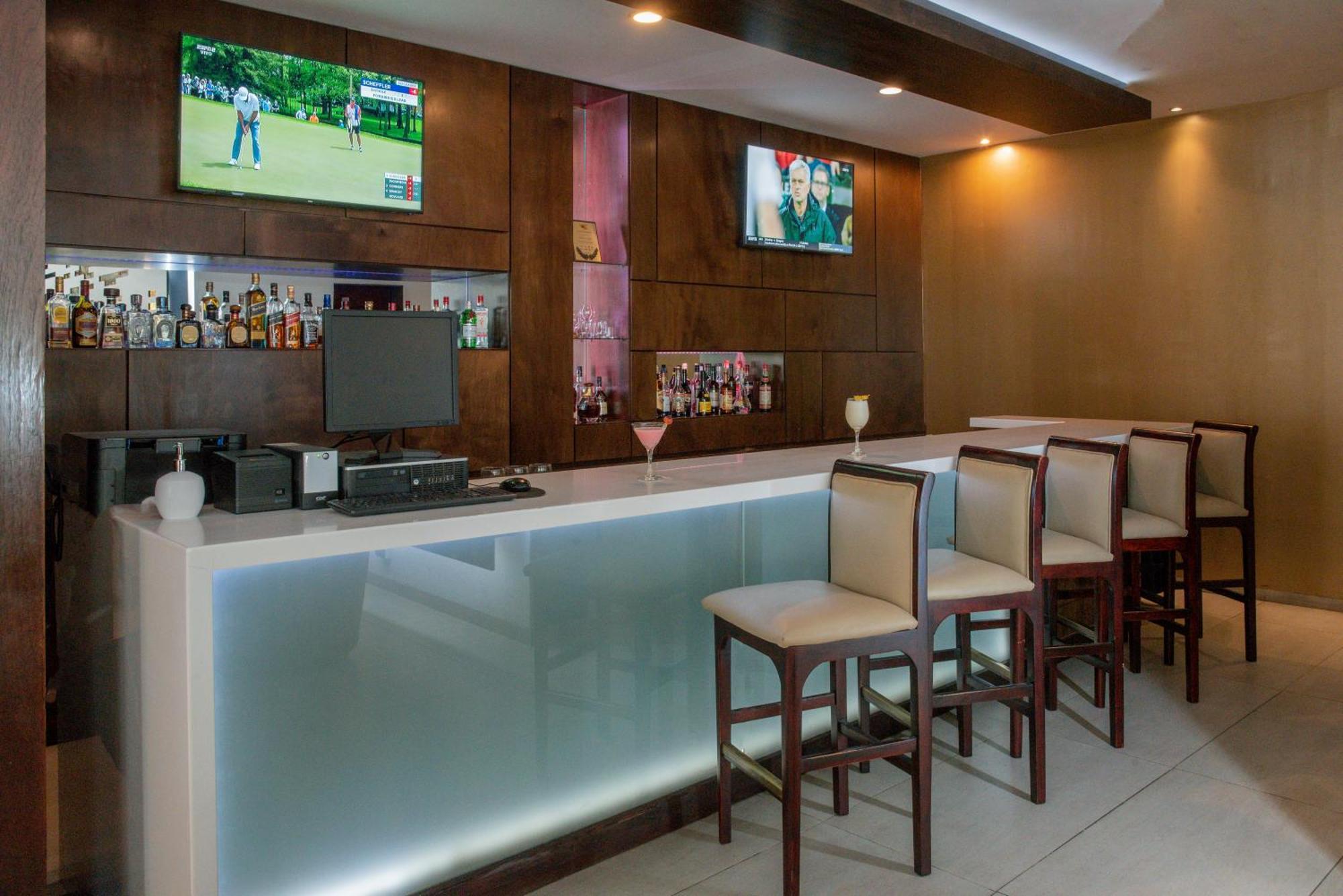 Clarion Suites Guatemala City Eksteriør bilde Bar