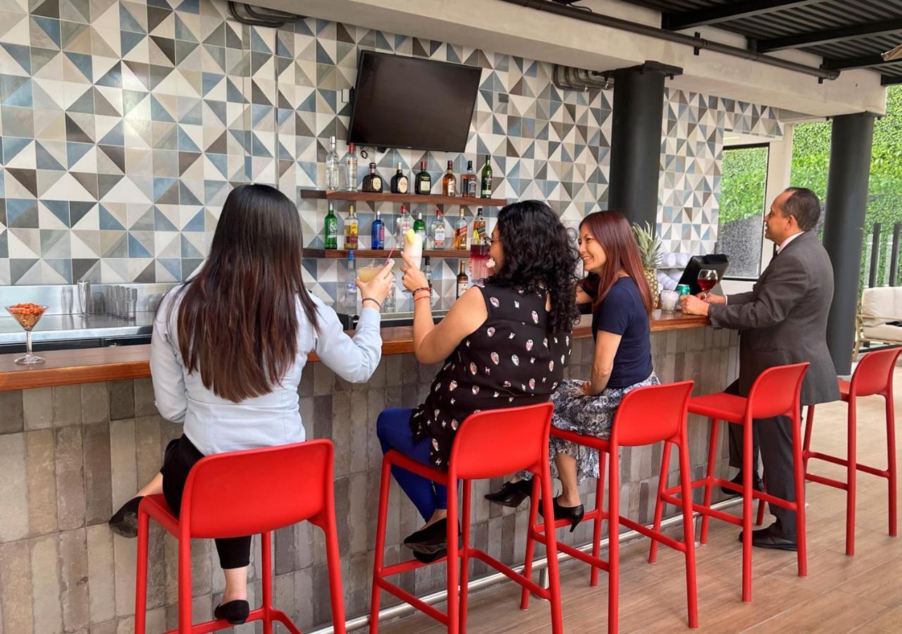 Clarion Suites Guatemala City Eksteriør bilde The bar at the 101 Sky Bar