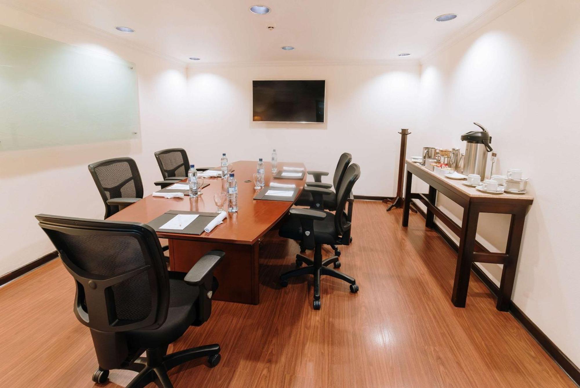 Clarion Suites Guatemala City Eksteriør bilde A typical meeting room