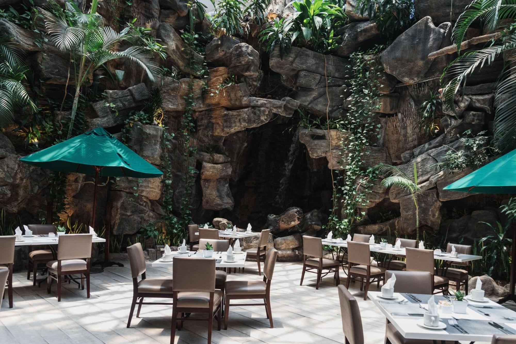 Clarion Suites Guatemala City Eksteriør bilde The Waterfall Cafe