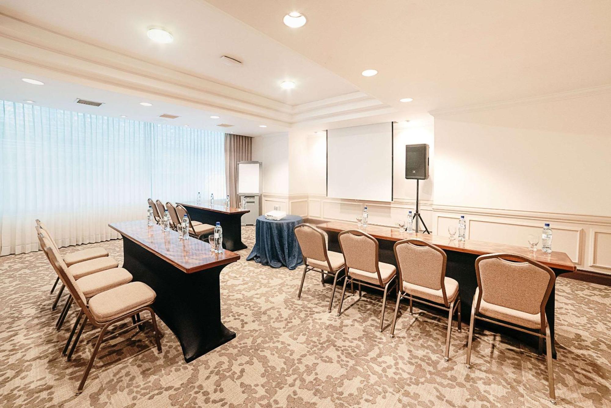 Clarion Suites Guatemala City Eksteriør bilde Meeting room