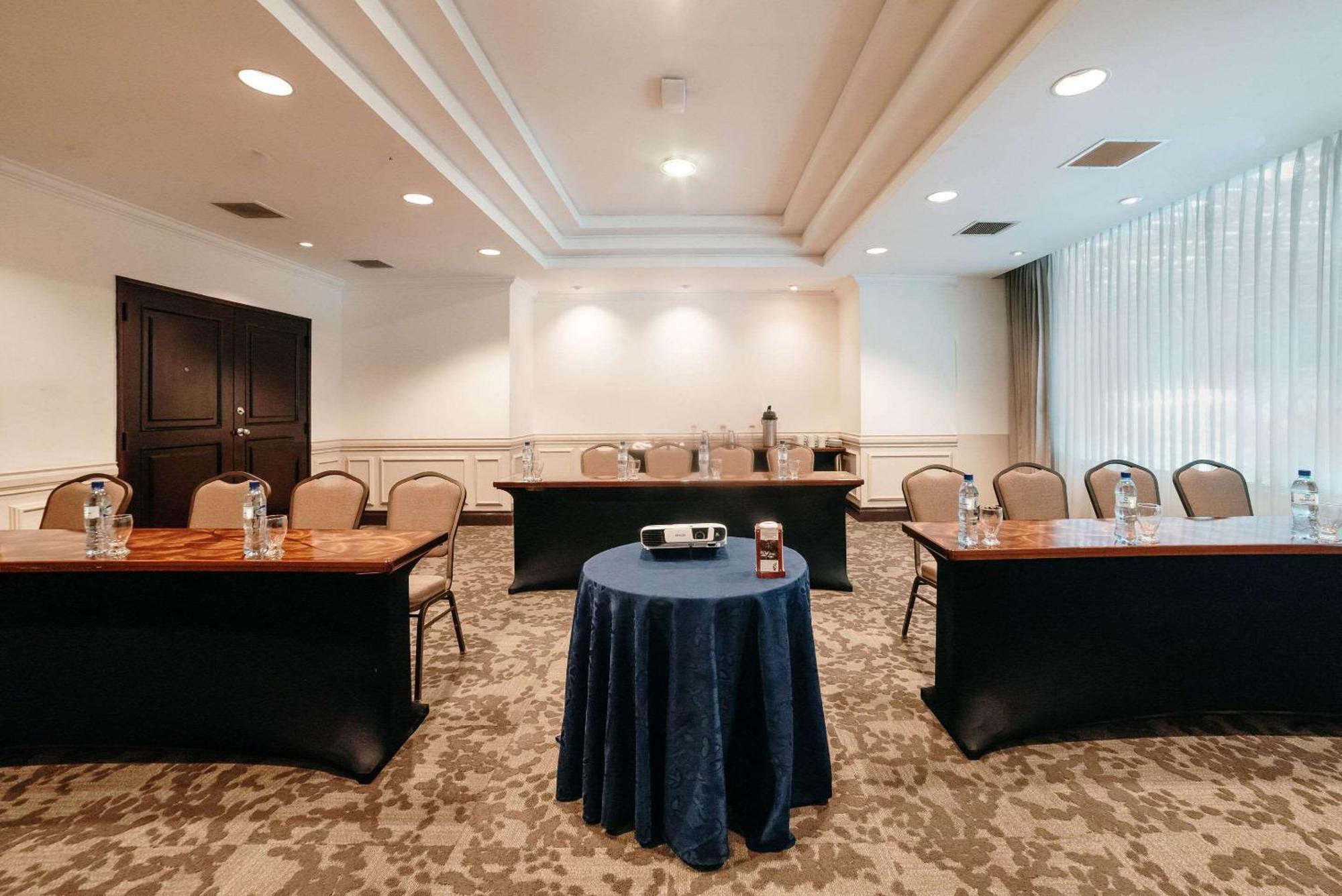 Clarion Suites Guatemala City Eksteriør bilde Meeting room