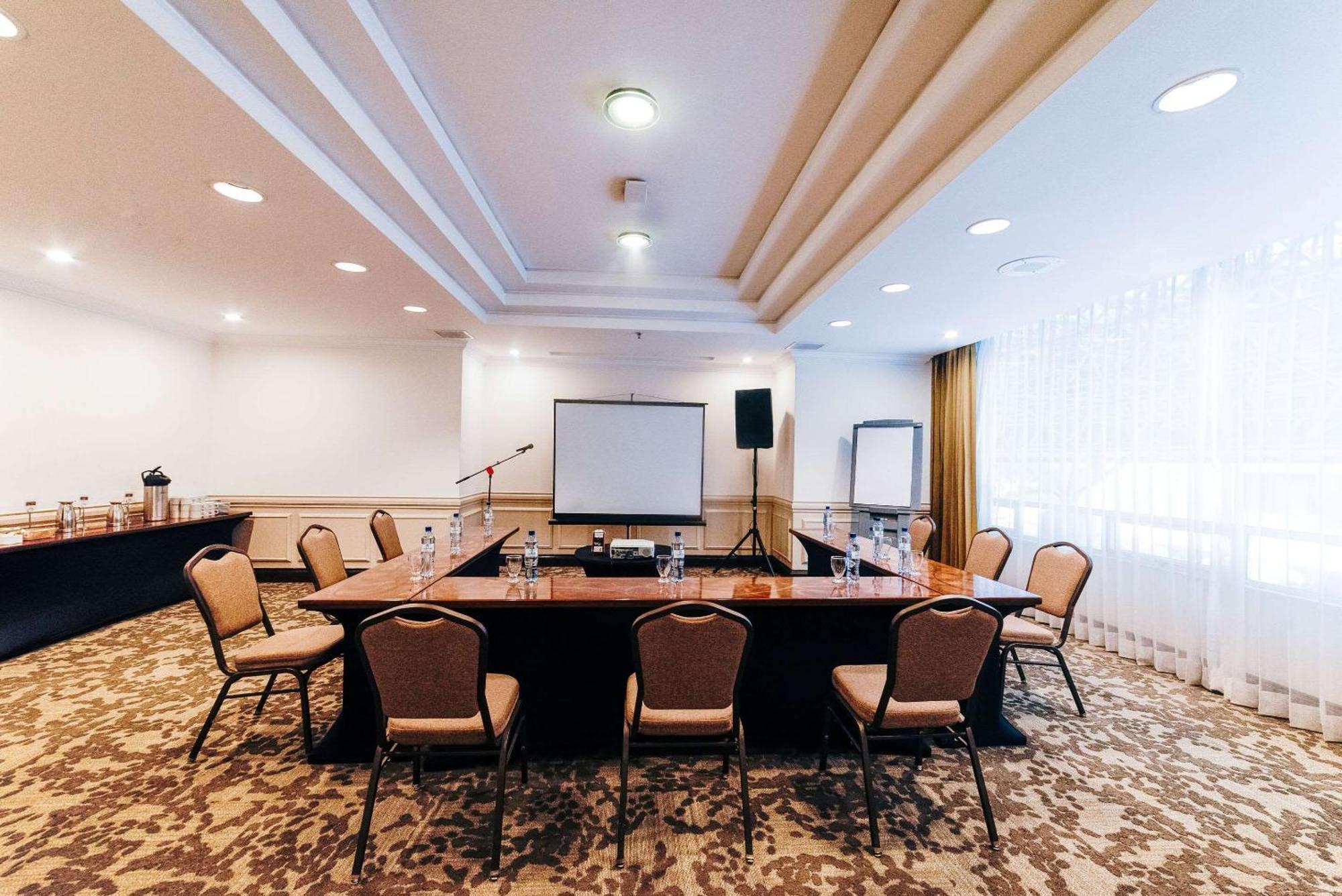 Clarion Suites Guatemala City Eksteriør bilde Meeting room