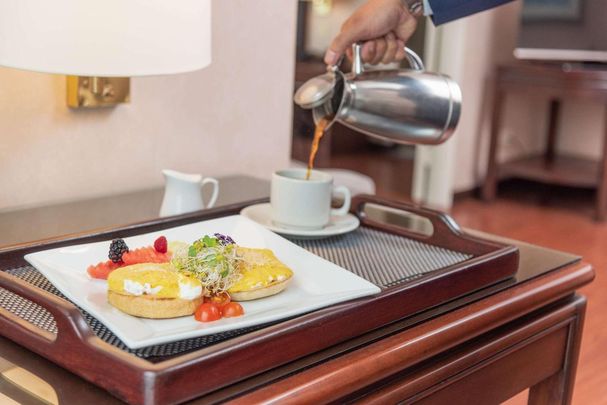 Clarion Suites Guatemala City Eksteriør bilde Room service