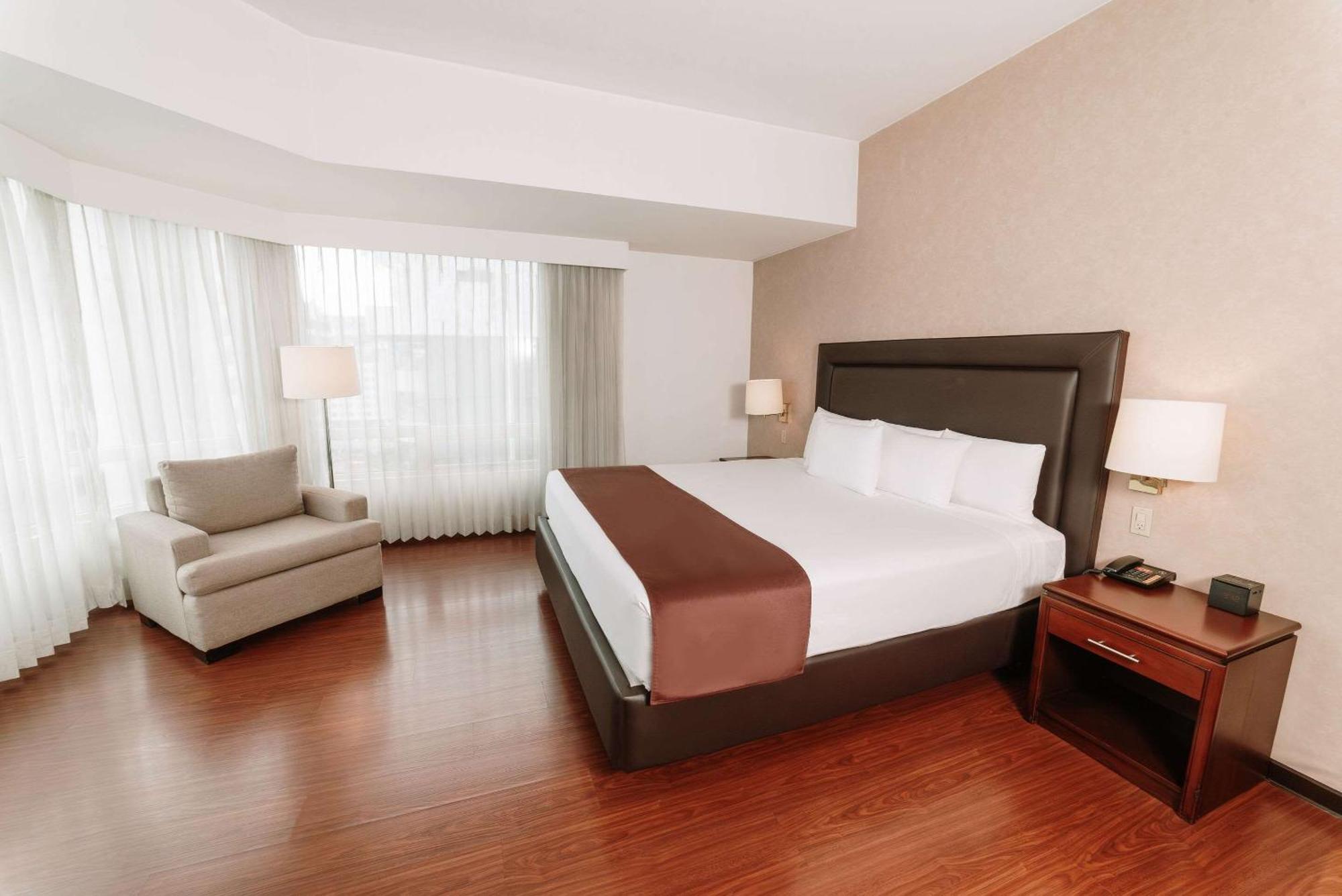 Clarion Suites Guatemala City Eksteriør bilde A bedroom at the hotel