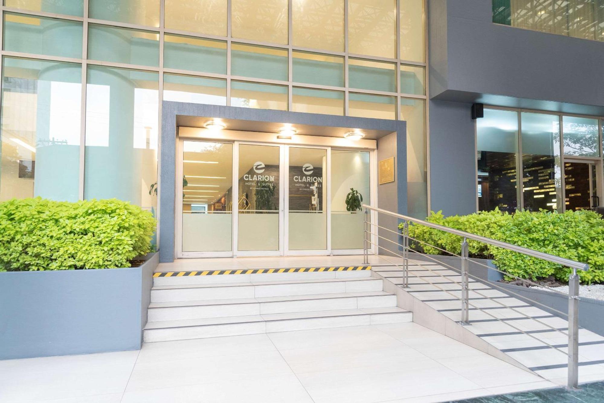 Clarion Suites Guatemala City Eksteriør bilde Entrance of the building