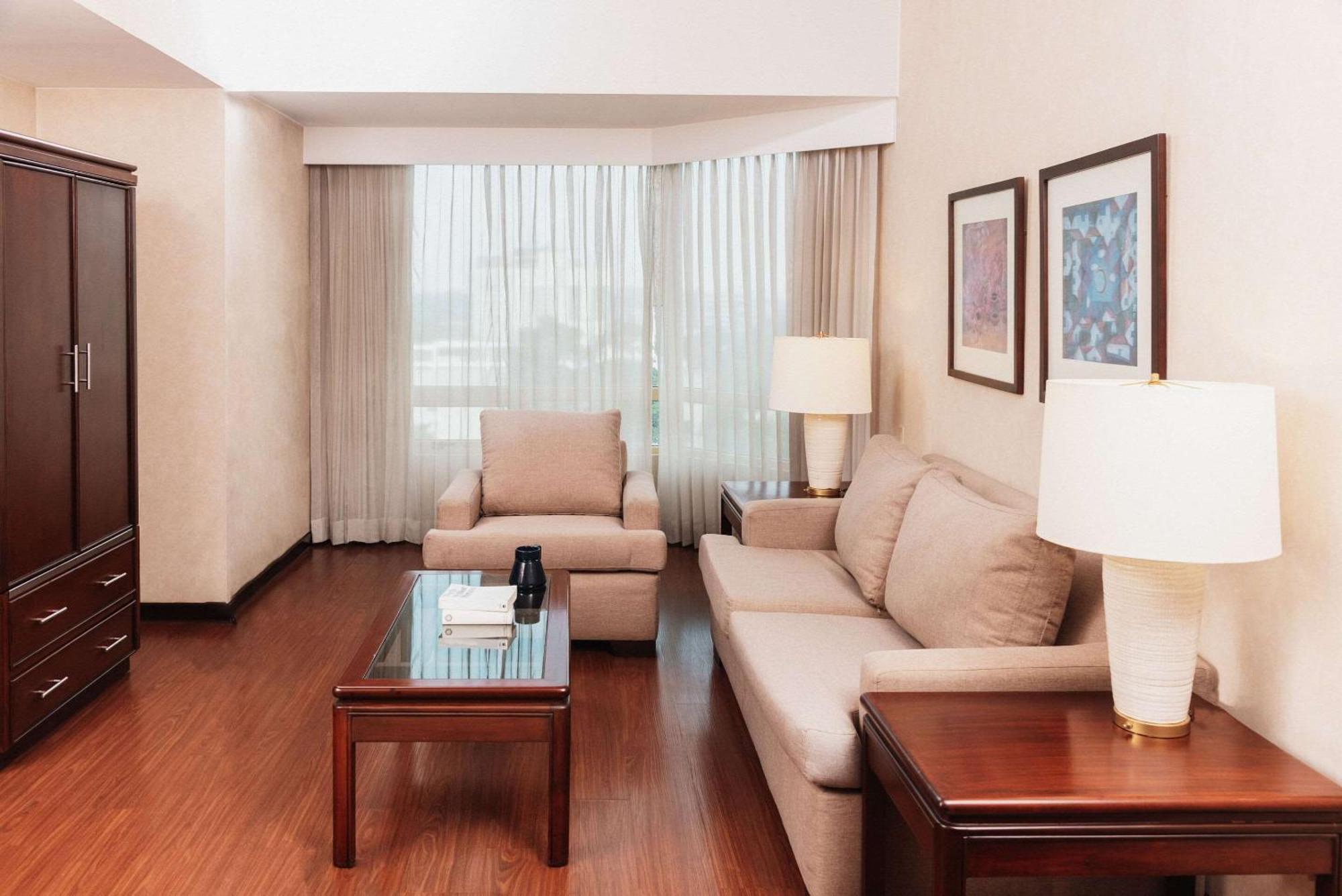 Clarion Suites Guatemala City Eksteriør bilde Living room