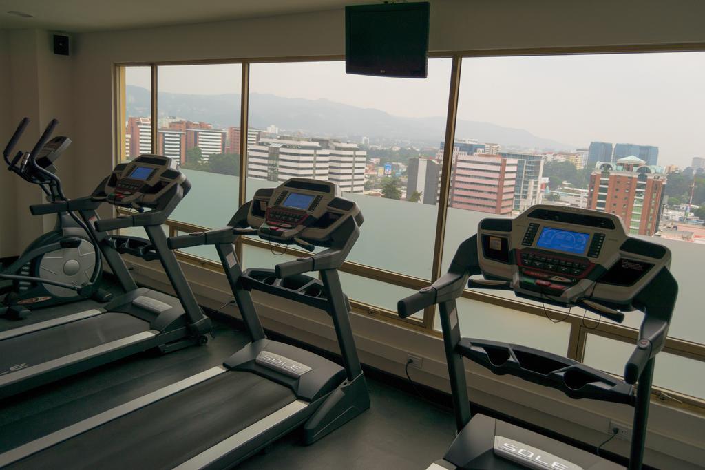 Clarion Suites Guatemala City Eksteriør bilde Treadmills in a gym