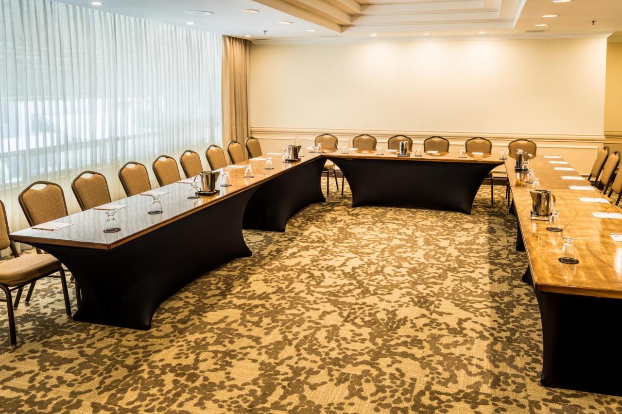 Clarion Suites Guatemala City Eksteriør bilde U-shaped table layout